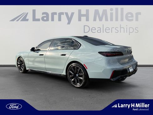 Used 2025 BMW 760i xDrive w/ Premium Package image 3