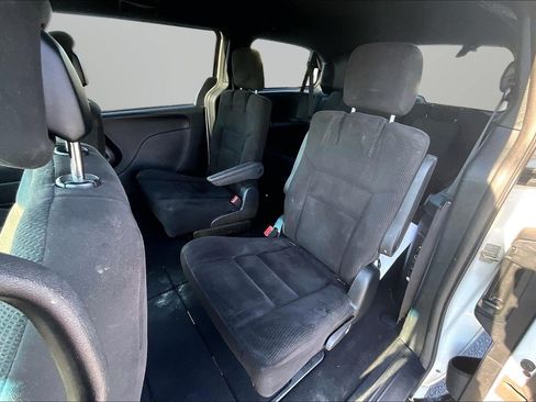 Used 2017 Dodge Grand Caravan SE FWD image 17