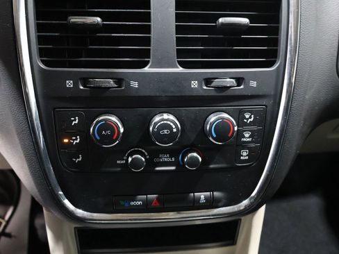 Used 2016 Dodge Grand Caravan SXT image 25