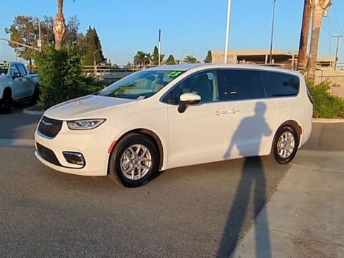 Used 2023 Chrysler Pacifica Touring-L FWD image 4