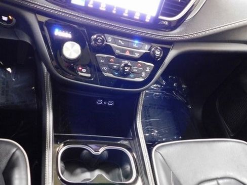 Used 2025 Chrysler Pacifica Limited image 40