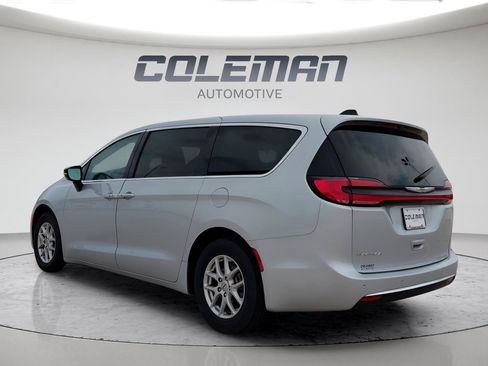 Used 2024 Chrysler Pacifica Touring-L FWD image 3