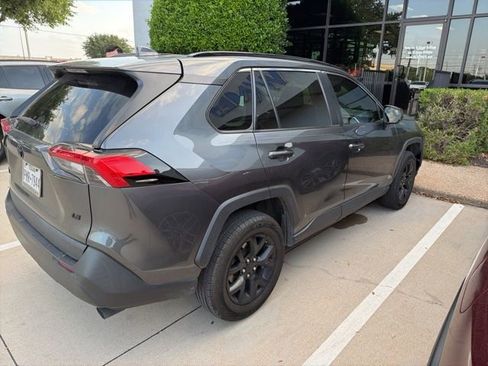 Used 2021 Toyota RAV4 LE FWD image 2