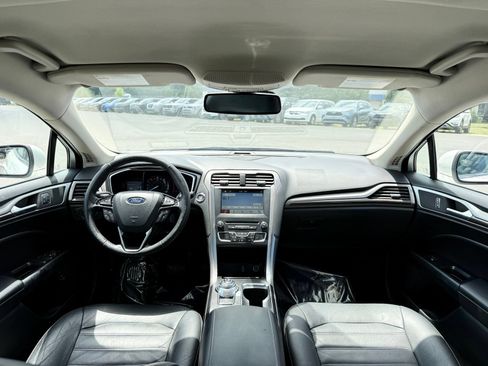 Used 2018 Ford Fusion SE w/ Equipment Group 602A FWD image 2