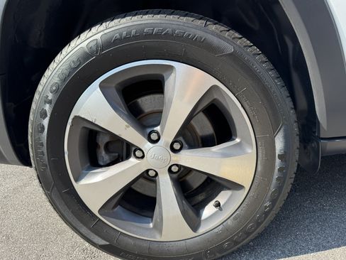 Used 2019 Jeep Cherokee Limited AWD/4WD image 20
