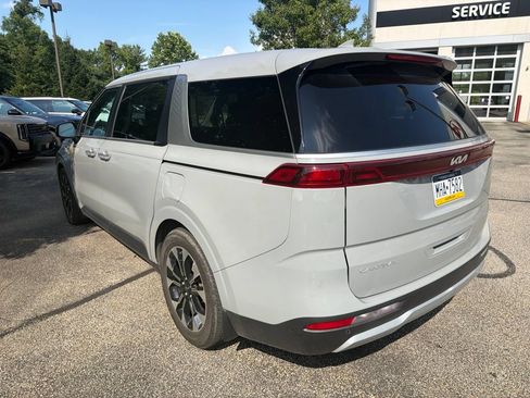 Used 2024 Kia Carnival EX FWD image 4
