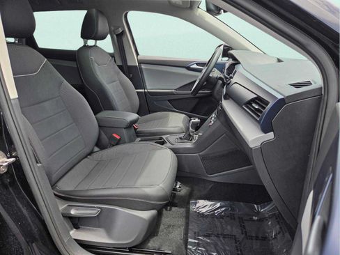 Used 2023 Volkswagen Taos SE w/ Panoramic Sunroof Package FWD image 21