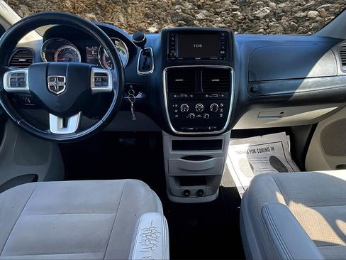 Used 2018 Dodge Grand Caravan SE w/ UConnect Hands-Free Group image 14