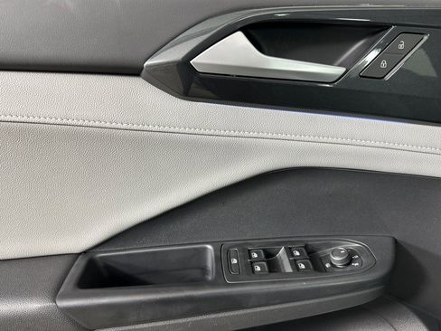 Used 2022 Volkswagen Taos SEL w/ Panoramic Sunroof Package image 10