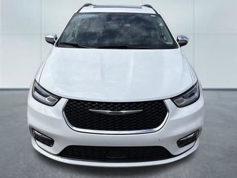 Used 2023 Chrysler Pacifica Limited w/ Uconnect Theater Family Group image 6