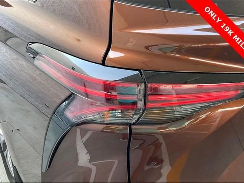 Used 2022 Toyota Sienna LE w/ LE Plus Package image 28