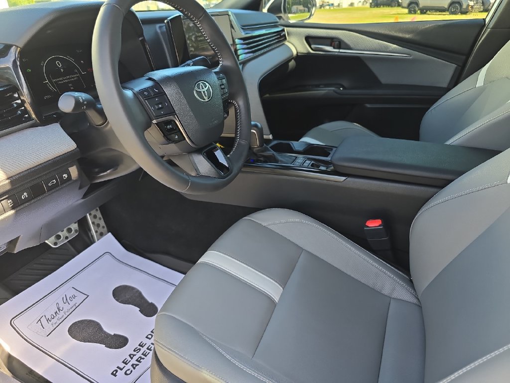 Used 2025 Toyota Camry SE w/ Convenience Package FWD image 13