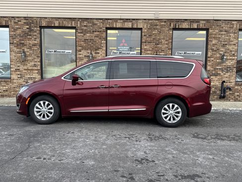 Used 2019 Chrysler Pacifica Touring-L image 2