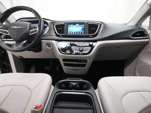 Used 2018 Chrysler Pacifica Touring-L FWD image 5