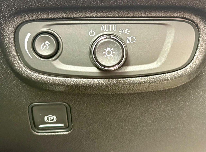 Used 2024 GMC Terrain SLE w/ Driver Convenience Package FWD image 18