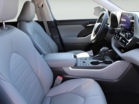 Used 2023 Toyota Highlander XLE AWD/4WD image 26