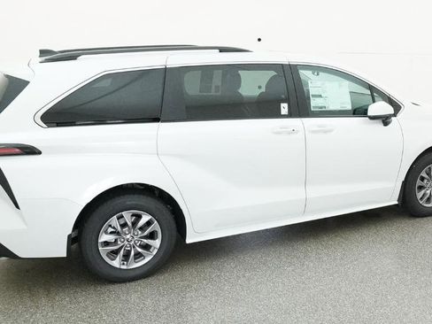 New 2026 Toyota Sienna XLE FWD image 18