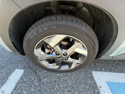 Used 2025 Hyundai Venue SEL FWD image 32