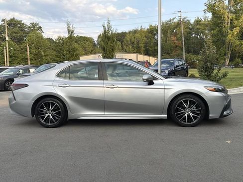 Used 2022 Toyota Camry SE FWD image 2