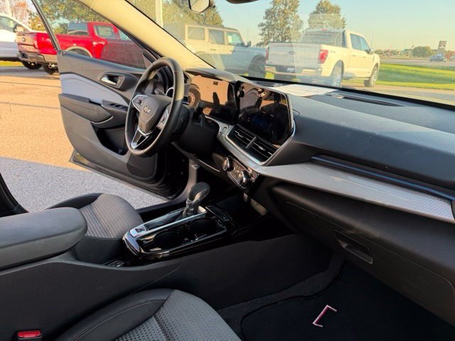 Used 2024 Chevrolet Trax LT w/ LT Convenience Package FWD image 34