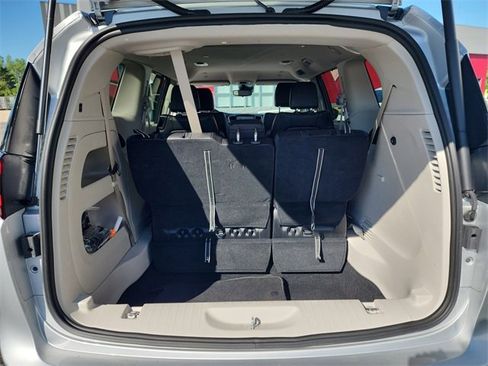 Used 2024 Chrysler Pacifica Touring-L image 33