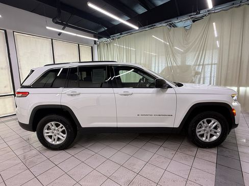 Used 2023 Jeep Grand Cherokee Laredo w/ Luxury Tech Group I AWD/4WD image 3