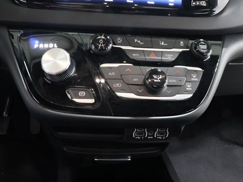 Used 2025 Chrysler Pacifica Select image 10