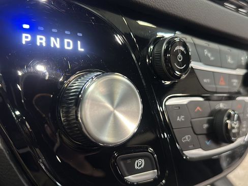 Used 2025 Chrysler Pacifica Select FWD image 18