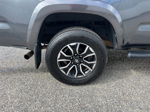Used 2022 Toyota Tacoma TRD Sport AWD/4WD image 23