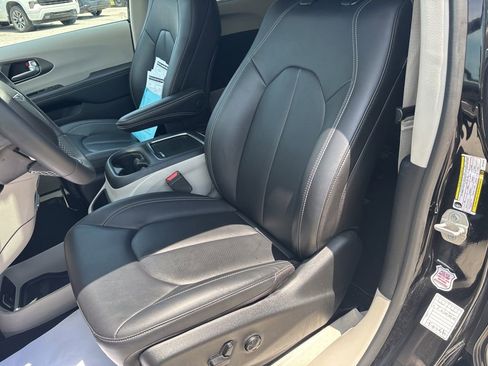 Used 2024 Chrysler Pacifica Touring-L FWD image 47