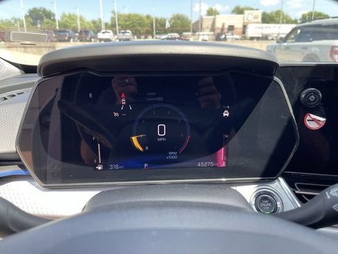 Used 2025 Chevrolet Trax LT FWD image 2
