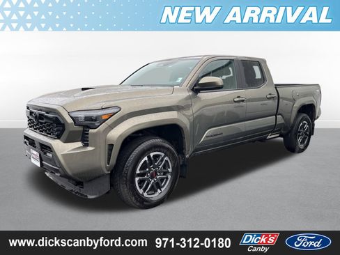 Used 2025 Toyota Tacoma TRD Sport image 2