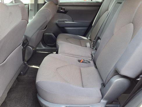 Used 2025 Toyota Highlander LE FWD image 13