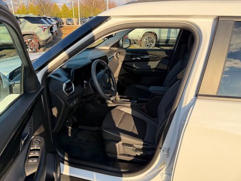 Used 2025 Chevrolet TrailBlazer LT w/ Driver Confidence Package image 11