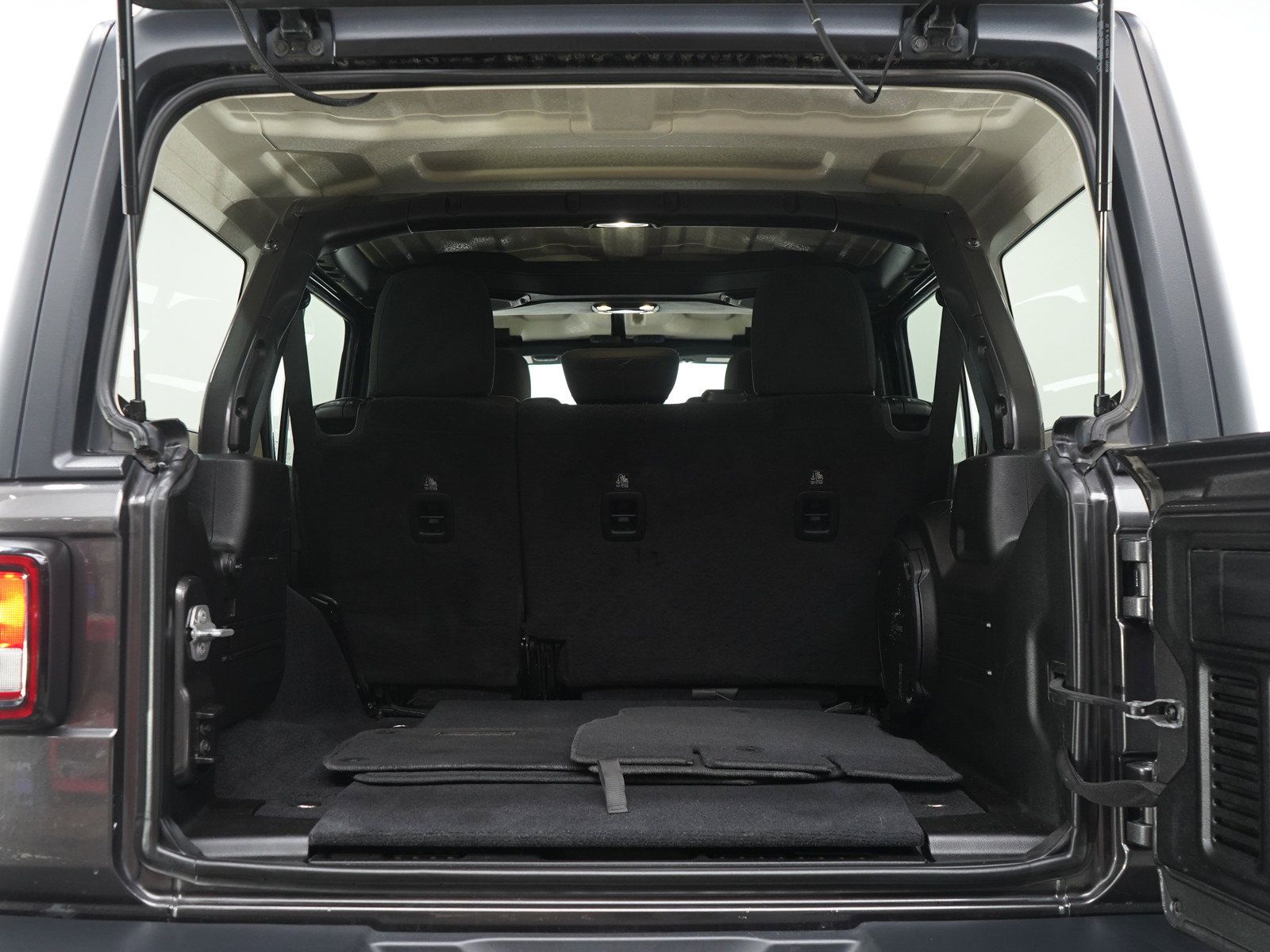 Used 2019 Jeep Wrangler Unlimited Sahara w/ Uconnect 4C Nav & Sound Group AWD/4WD image 19