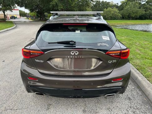 Used 2017 INFINITI QX30 Premium w/ Navigation Package FWD image 5