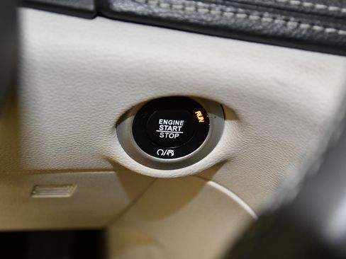 Used 2023 Chrysler Pacifica Limited FWD image 25