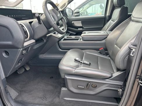 Used 2025 Ford Expedition Active AWD/4WD image 2