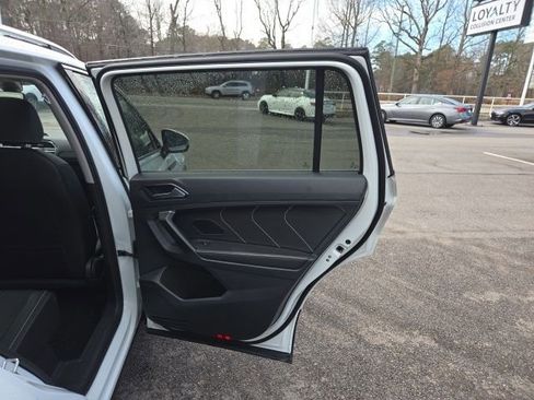 Used 2023 Volkswagen Tiguan SE w/ Panoramic Sunroof Package image 33
