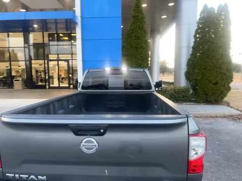 Used 2017 Nissan Titan SV image 5
