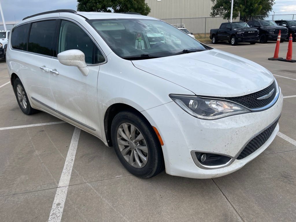 Used 2017 Chrysler Pacifica Touring-L FWD image 3