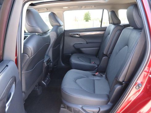 Certified 2025 Toyota Highlander Platinum AWD/4WD image 11