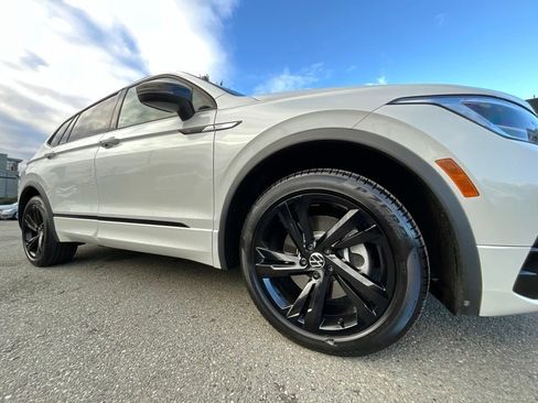 Used 2023 Volkswagen Tiguan SE R-Line image 11