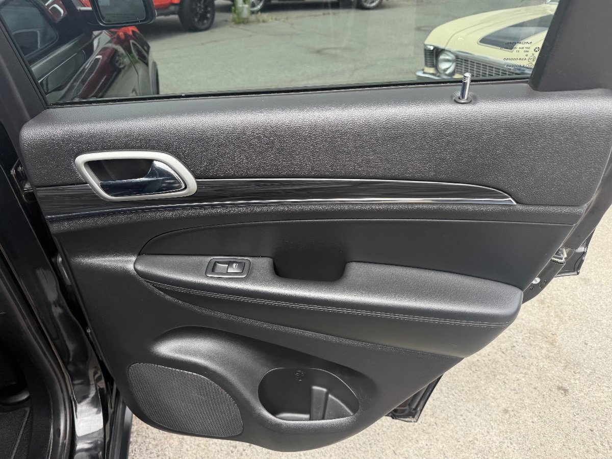 Used 2021 Jeep Grand Cherokee Limited AWD/4WD image 19