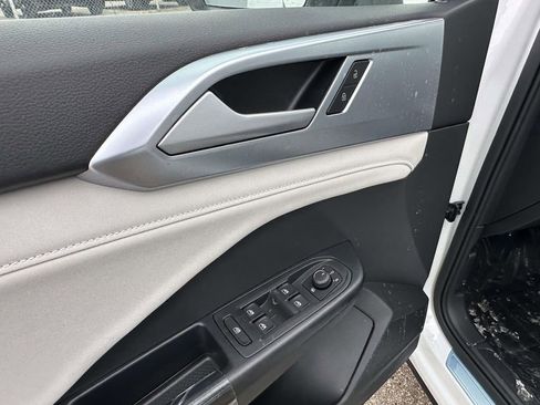 New 2026 Volkswagen Taos SE AWD/4WD image 12