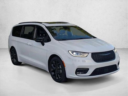 Used 2024 Chrysler Pacifica Limited w/ S Appearance Package FWD image 3