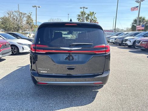 Used 2023 Chrysler Pacifica Touring-L image 5