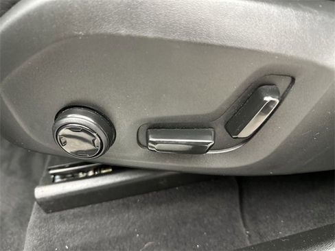 Used 2018 Volvo XC60 T6 Momentum w/ Convenience Package image 12