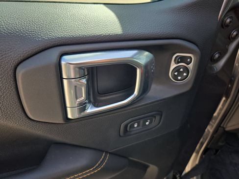 Used 2025 Jeep Gladiator Sport AWD/4WD image 12