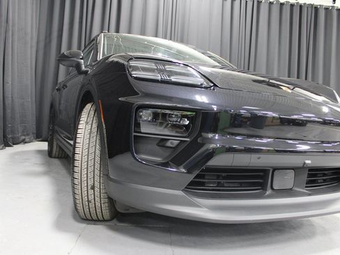 Certified 2025 Porsche Macan Electric image 15